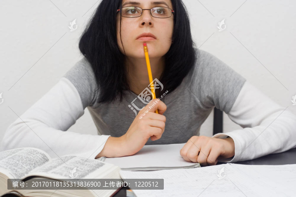 年輕的白人婦女坐