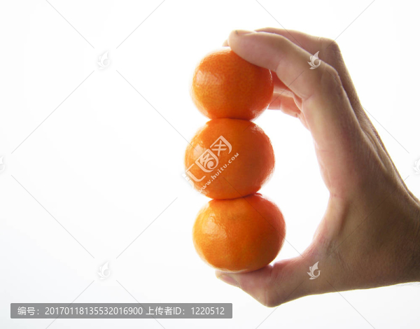 一只手拿著一個小的普通話