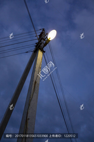 夜晚的柱子上的路燈