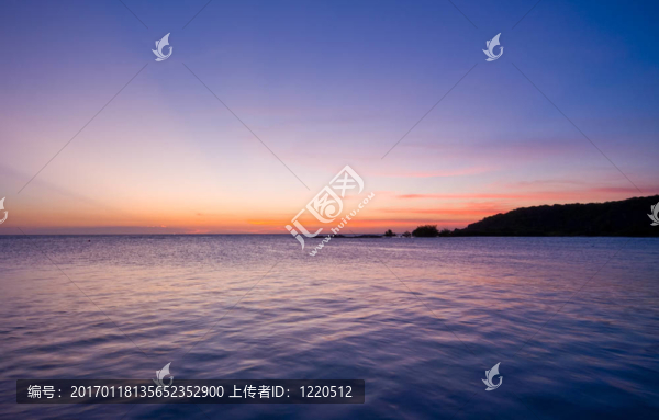 生動(dòng)的海上日落的柔和