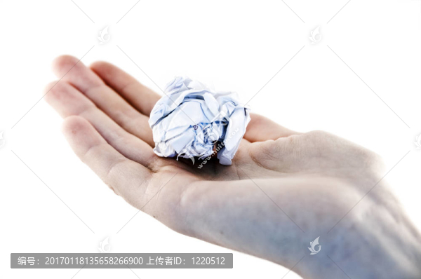 手掌上的紙球