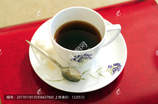 茶在沙發(fā)上
