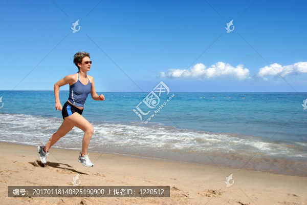 在海灘上跑步的女孩