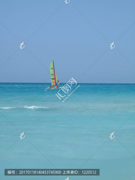 在熱帶海洋上航行