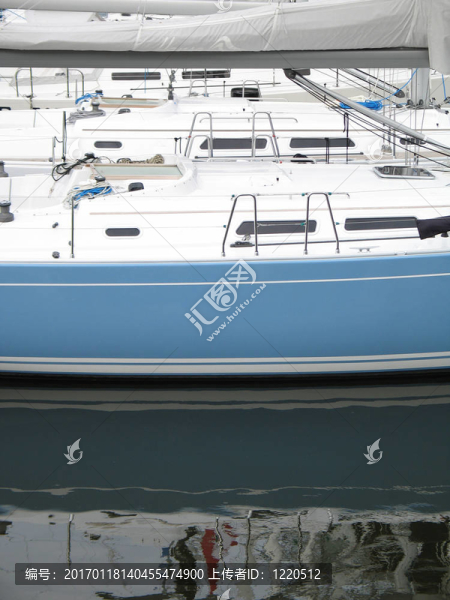 藍(lán)白相間的船-匯圖網(wǎng) www.fosd68.com 藍(lán)白相間的船