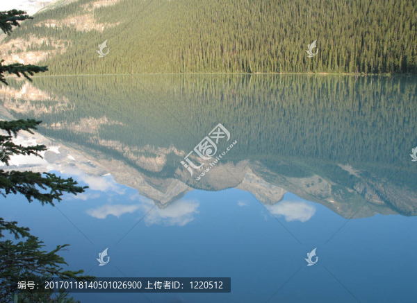 湖泊水中的山反射