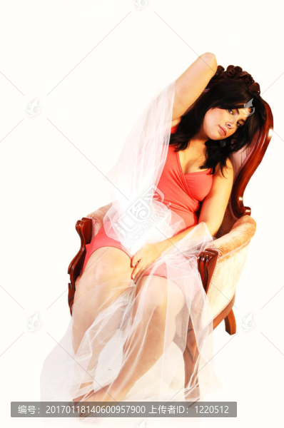 睡在粉紅色扶手椅上的女人。