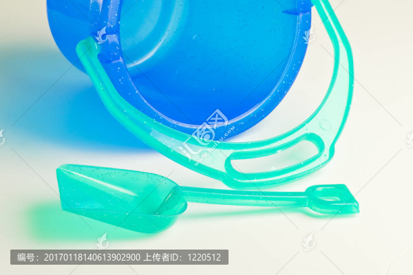 透明的孩子的玩具