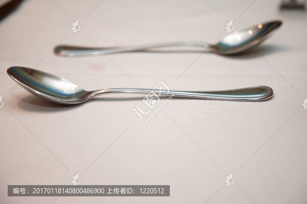 餐巾上的勺子