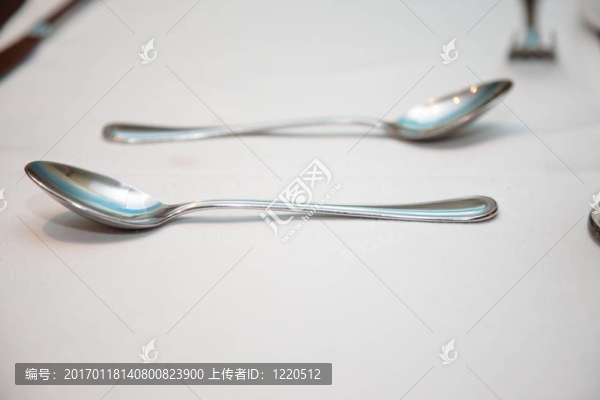 餐巾上的勺子