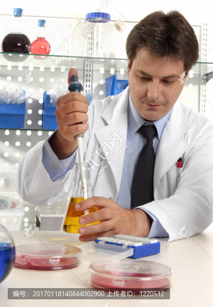用移液管移取樣品的科學(xué)家-匯圖網(wǎng) www.fosd68.com 用移液管移取樣品的科學(xué)家
