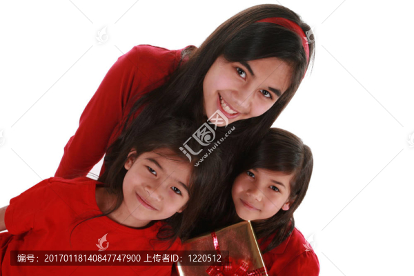三姐妹拿著禮物