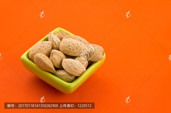 碗里的杏仁。