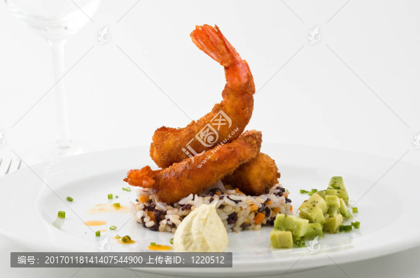 美味海鮮盤；米飯；蝦和牛油果。