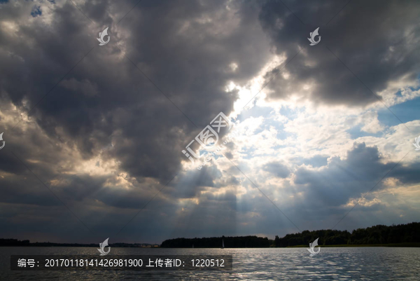 湖上多云天氣