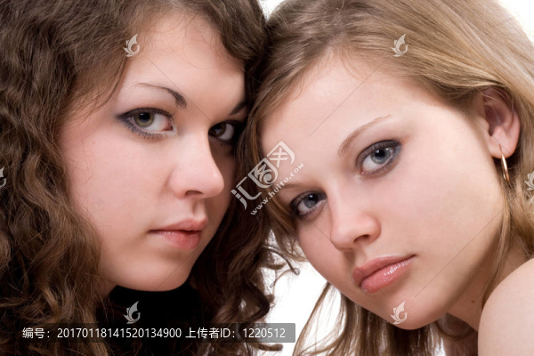 兩個(gè)性感美女年輕女性。分離的2
