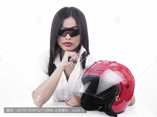 用頭盔亞洲騎自行車的女孩
