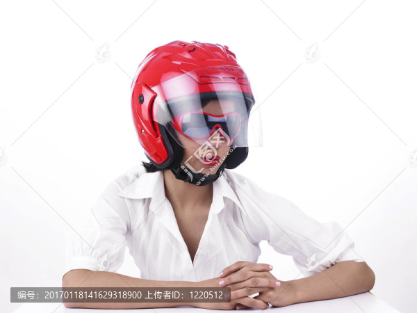 帶紅色頭盔的女孩