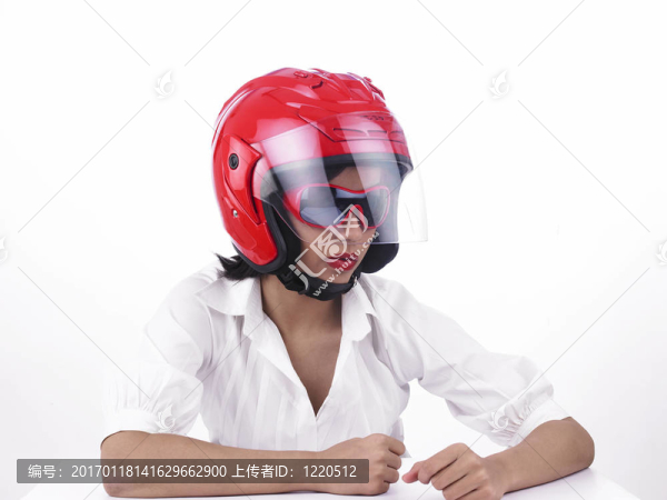 帶紅色頭盔的女孩