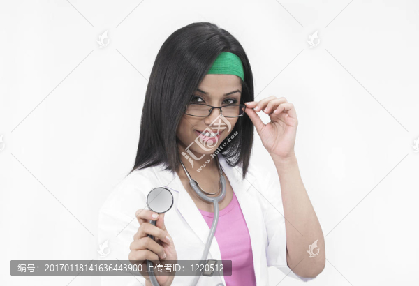 女醫(yī)生用聽診器