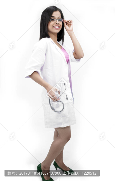 女醫(yī)生用聽(tīng)診器