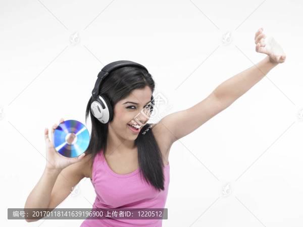 亞洲女孩欣賞音樂