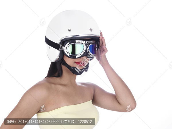 帶著白色頭盔的女孩