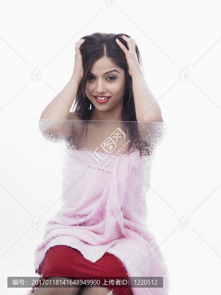 在她的浴室里的女孩