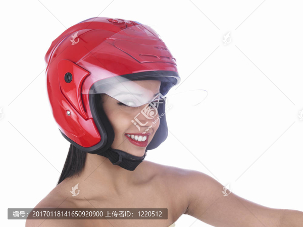 騎著紅色頭盔的女孩