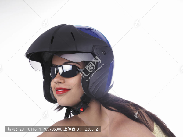 騎著黑色頭盔的女孩