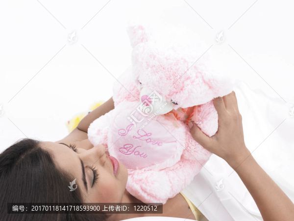 女孩和她的泰迪熊睡覺