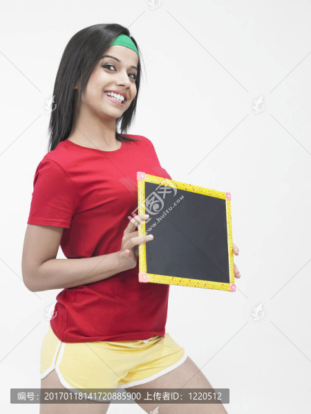 帶著黑色板的年輕女人