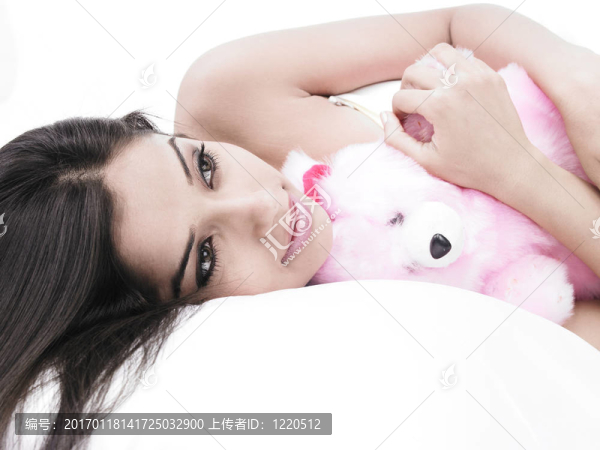 女孩和她的泰迪熊睡覺(jué)