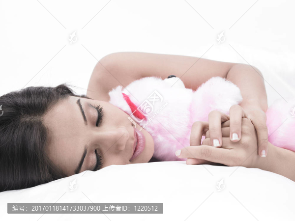 女孩和她的泰迪熊睡覺
