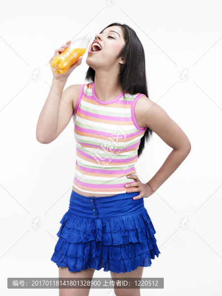 漂亮的女孩喝橙汁