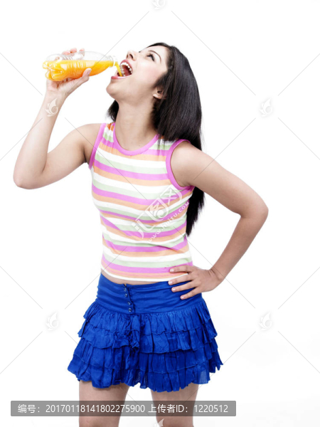 漂亮的女孩喝橙汁