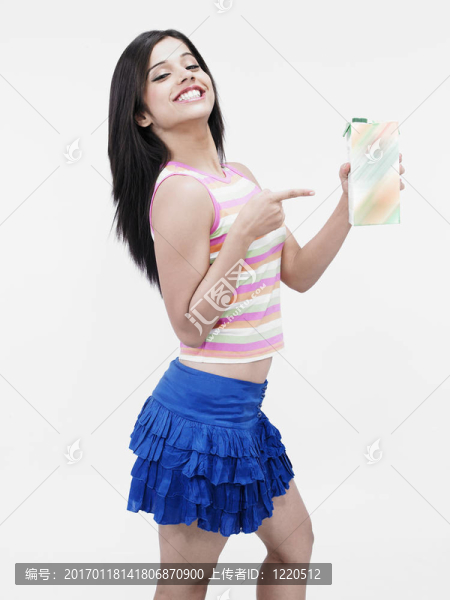 女孩與四包果汁