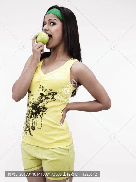 女孩咬著一個綠色的蘋果