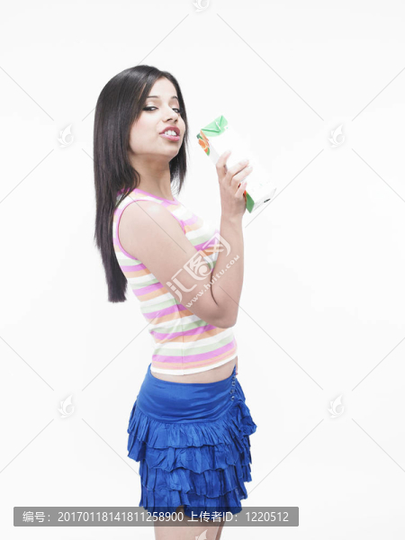 女孩四包果汁