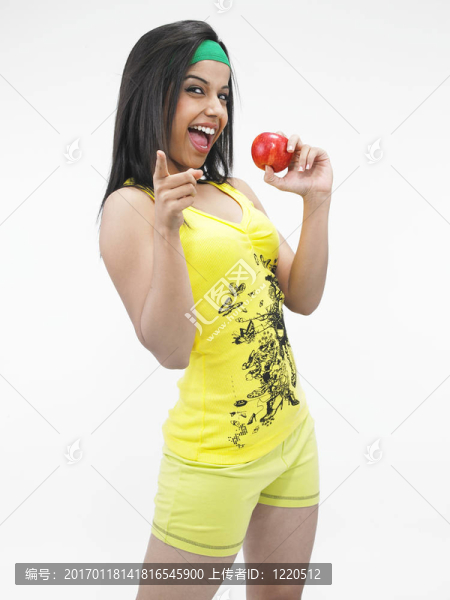 女孩咬進(jìn)了一個(gè)紅蘋果
