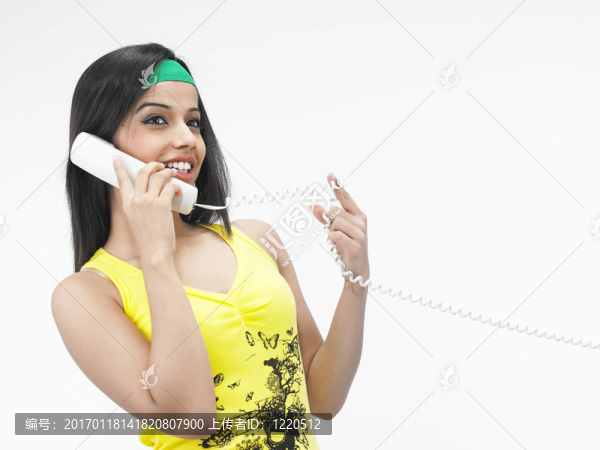 女人在電話里交談