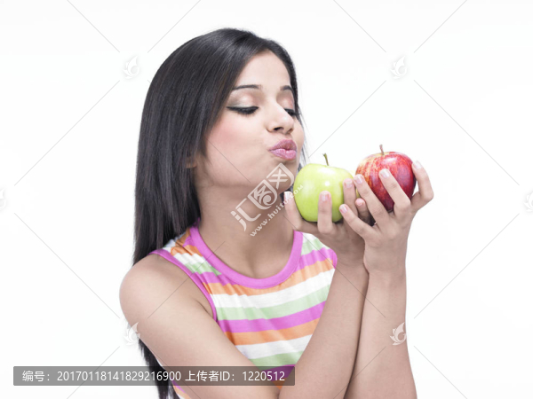 漂亮的微笑的女人與蘋果