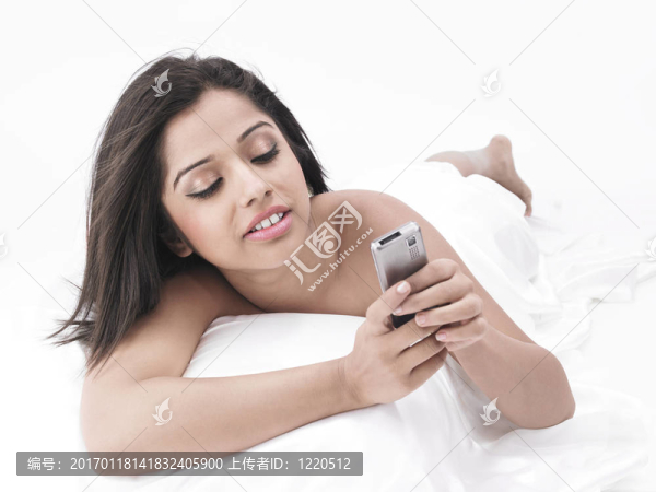 床上的女人在談論她的細胞