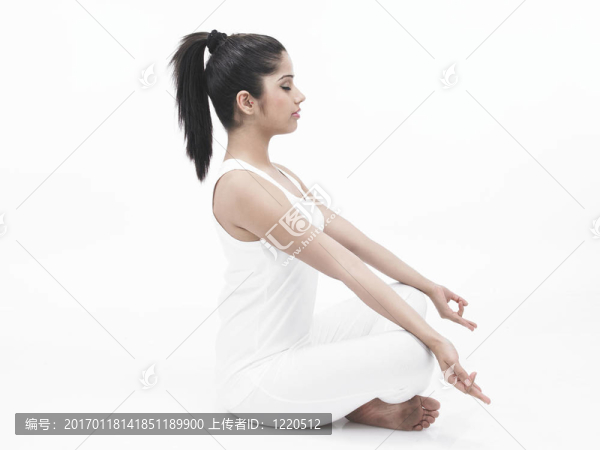 印度女人做瑜伽練習(xí)