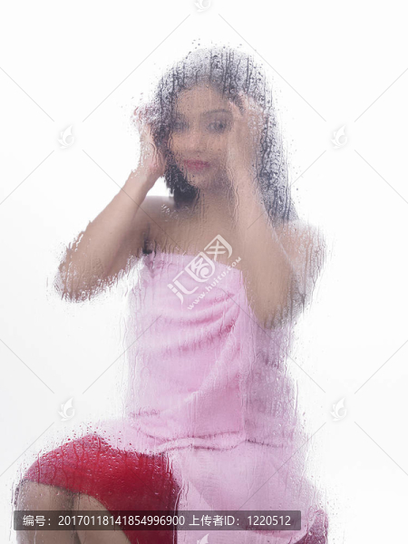 在她的浴室里的女孩