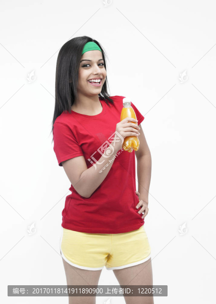 女孩喝瓶裝橙汁