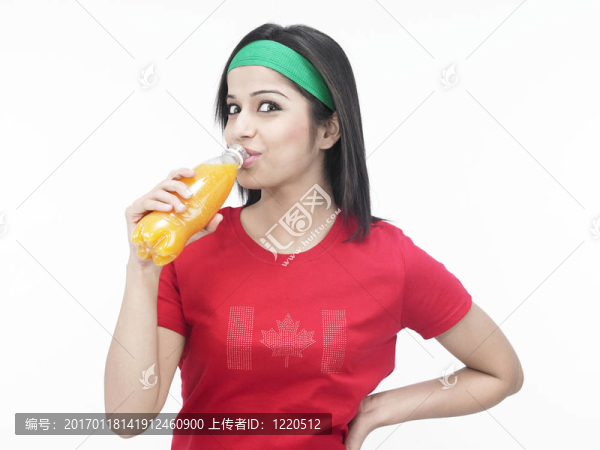 喝橙汁的女人