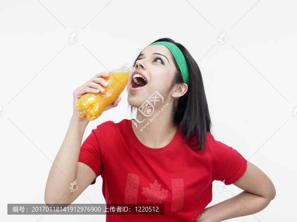 喝橙汁的女人