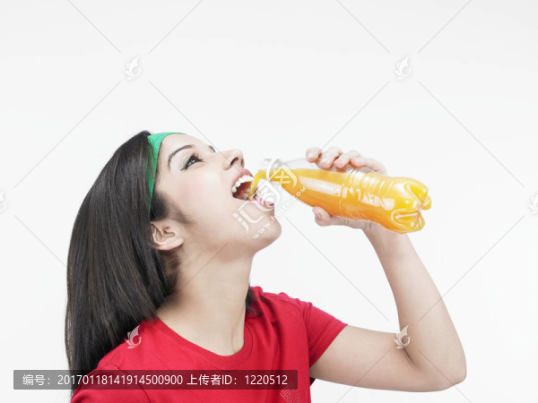 喝橙汁的女人