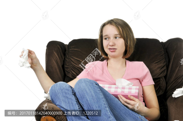 一個(gè)寒冷的十幾歲的女孩